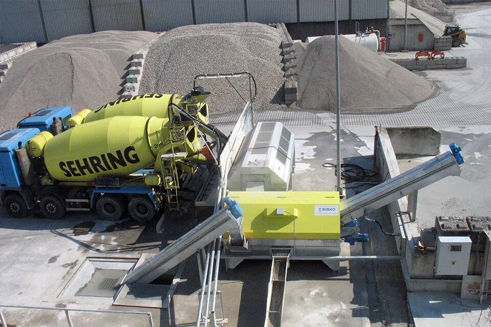 Verschleißschutz an beanspruchten Stellen einer Betonmischanlage